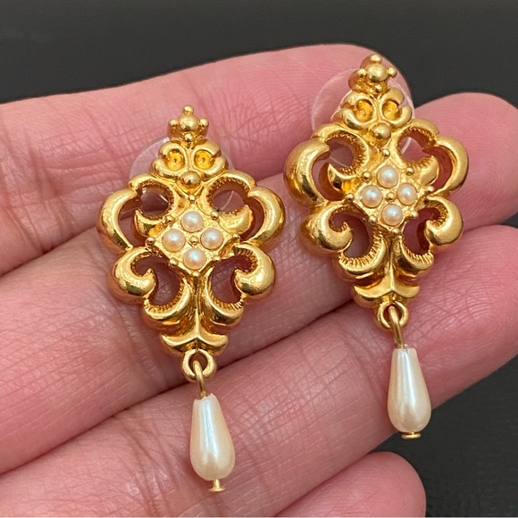 Vintage AVON Gold-tone Faux Pearl Teardrop Victorian Style Dangle Earrings - Picture 3 of 11